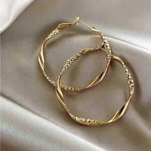 NWT Gold‎ Twisted Pattern Hoop Earrings